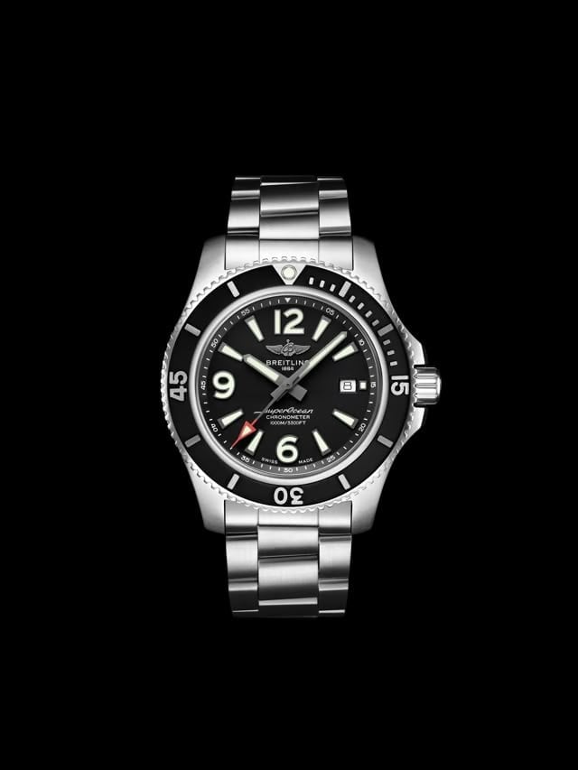 Breitling Superocean Automatic 44 met roestvrijstalen kast, zwarte wijzerplaat en stalen band op een zwarte achtergrond